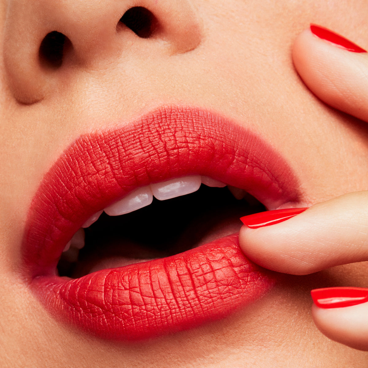 Retro Matte Lipstick, 3.0 g, Dangerous, Model, medium
