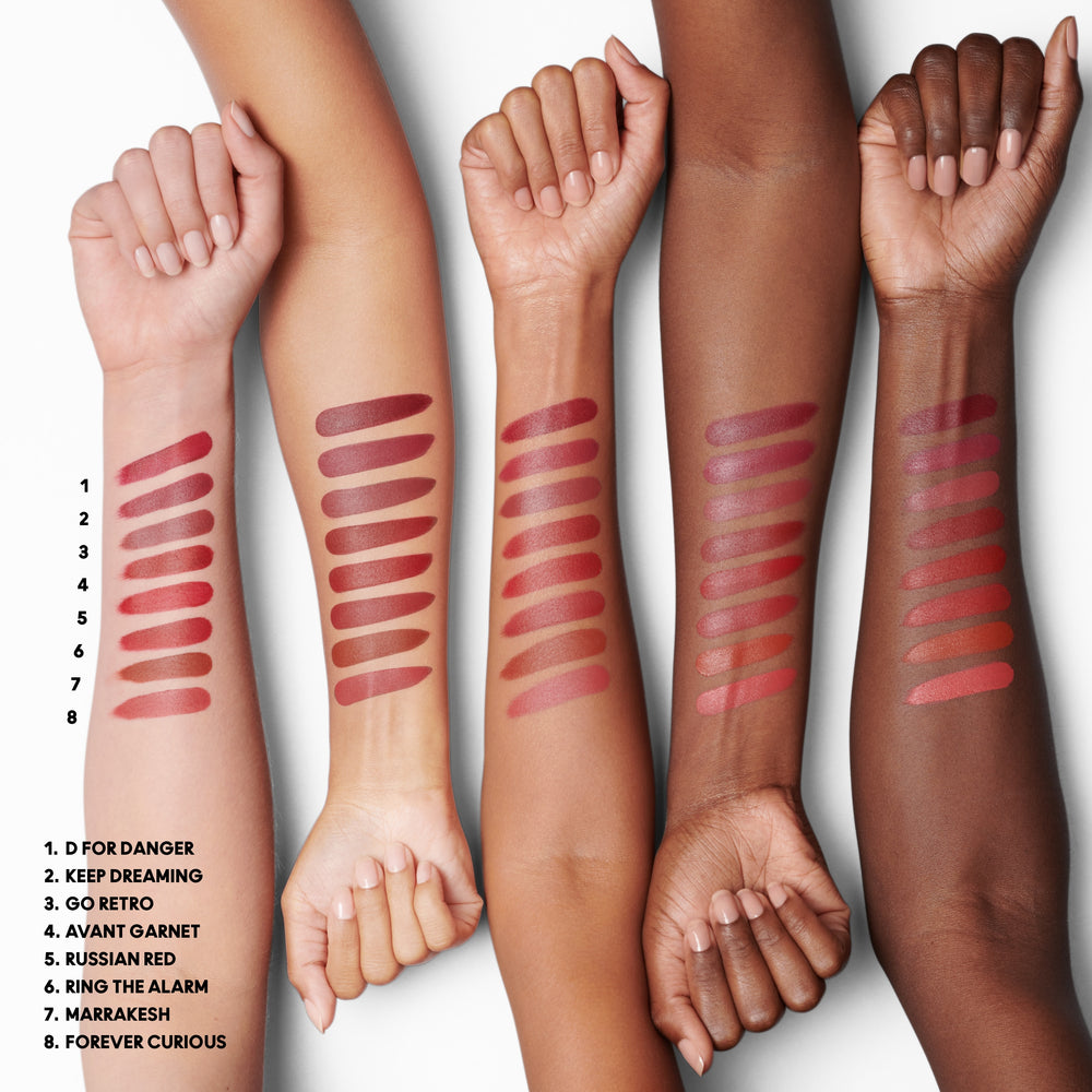 M·A·Cximal SILKY MATTE LIPSTICK, 3.5 g, Russian Red, Model
