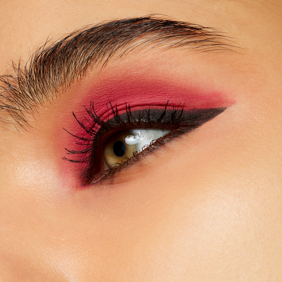Powder Kiss Soft Matte Eyeshadow, 1.5 g, Fall In Love, Model, medium