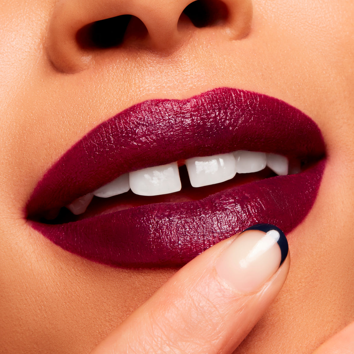 Powder Kiss Velvet Blur Slim Stick, 2.0 g, Wild Rebel, Model, medium