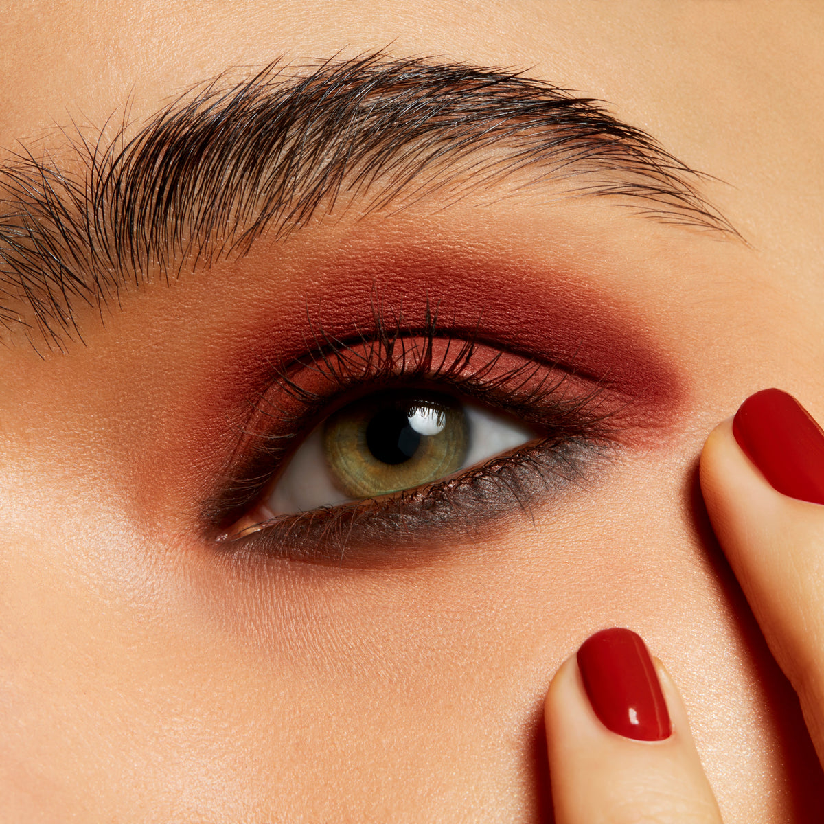 Powder Kiss Soft Matte Eyeshadow, 1.5 g, Devoted To Chili, Model, medium