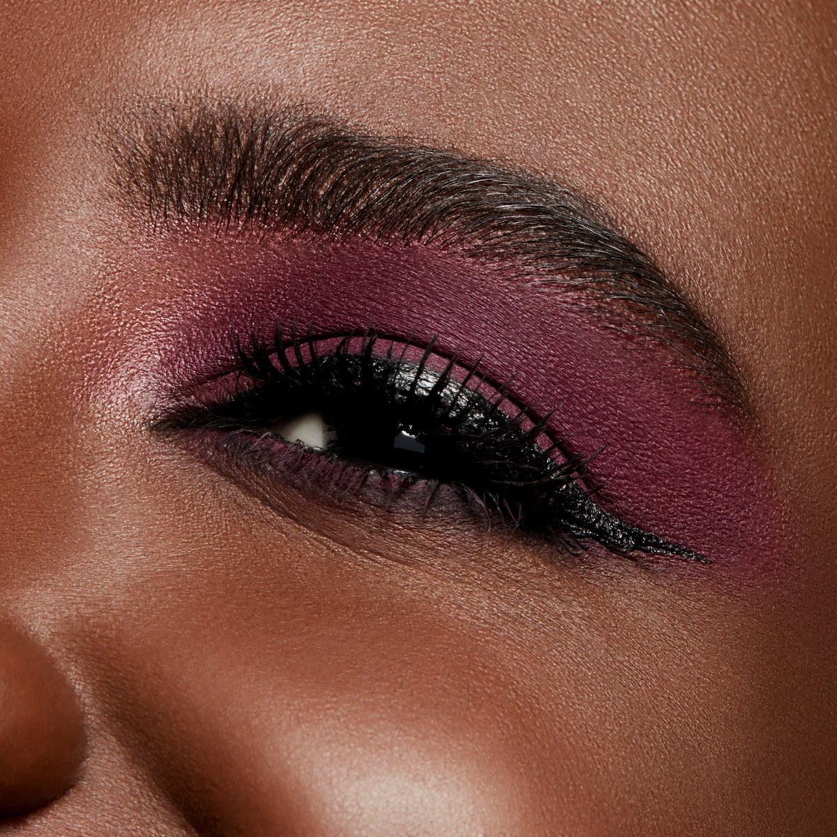 Powder Kiss Soft Matte Eyeshadow, 1.5 g, Lens Blur, Model, deep