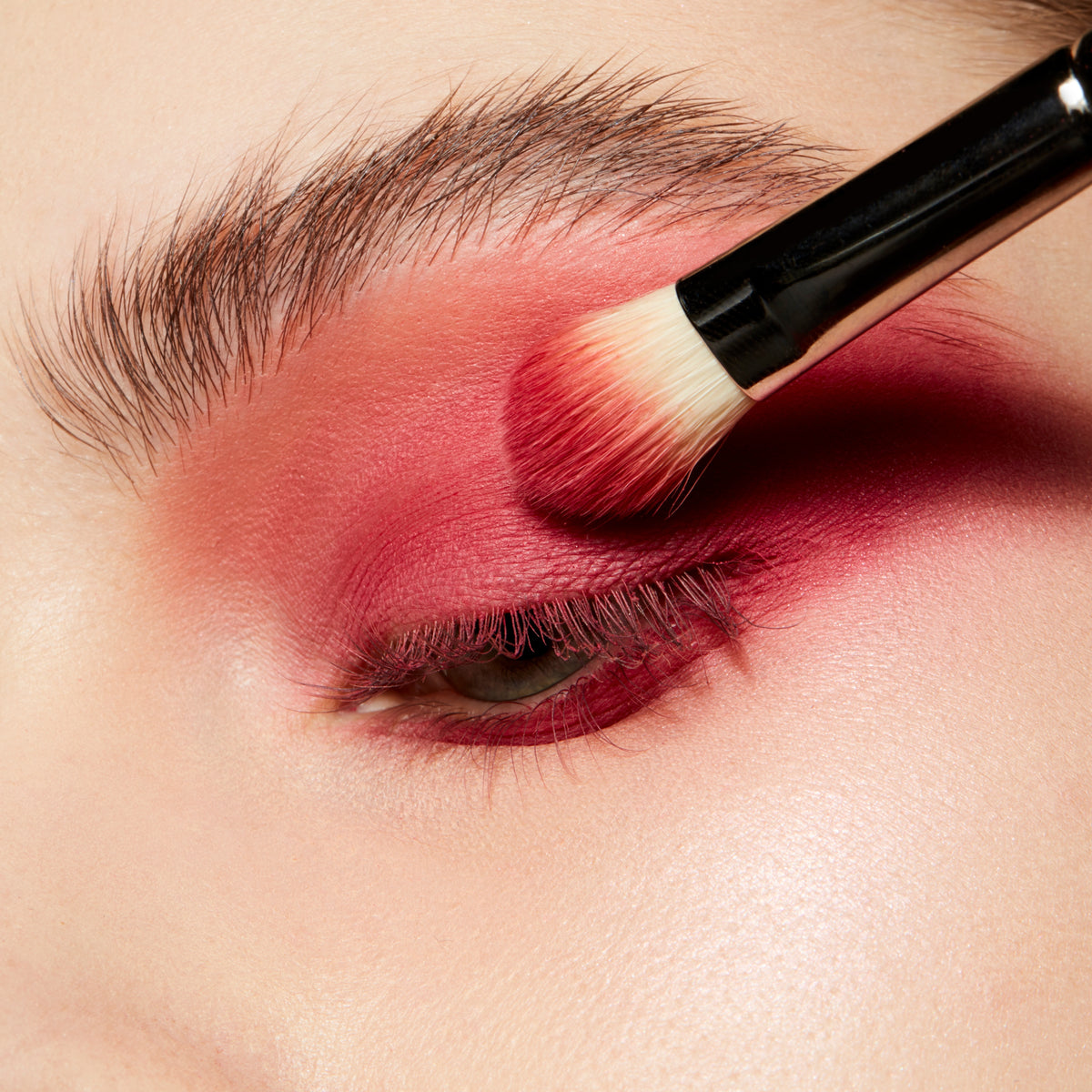 Powder Kiss Soft Matte Eyeshadow, 1.5 g, Fall In Love, Model, light